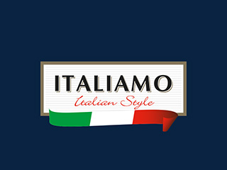 Logo „ITALIAMO Italian Style” cu o panglică în culorile drapelului italian.