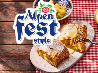 Strudel de mere cu cremă, pe o masă de lemn, cu logo-ul 'Alpen Fest style'.