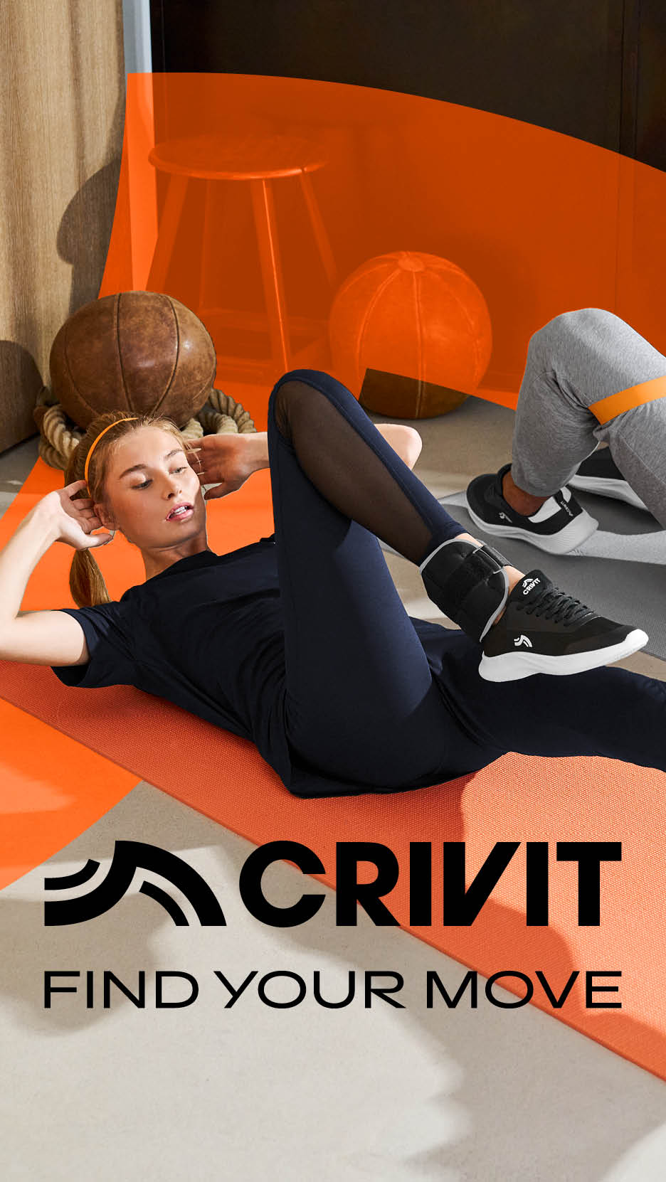 Femeie făcând exerciții pe o saltea de yoga, cu greutăți la glezne și adidași Crivit.