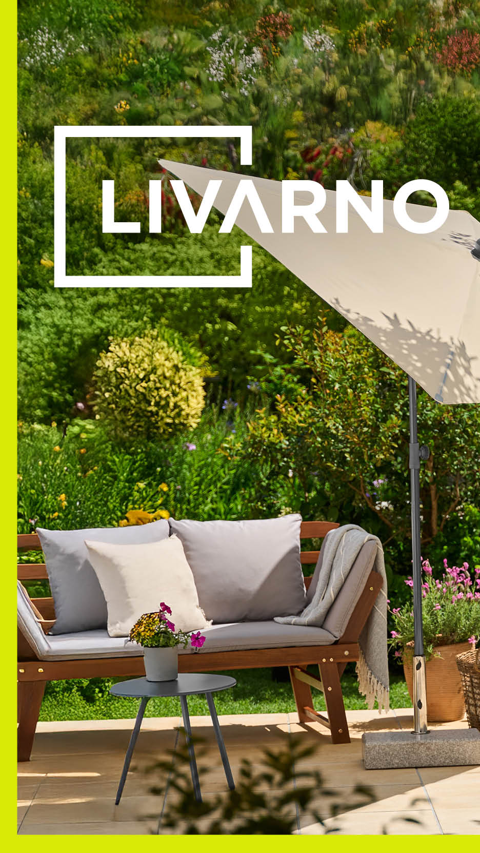 Bancă de grădină cu perne, umbrelă de soare și măsuță laterală pe o terasă.