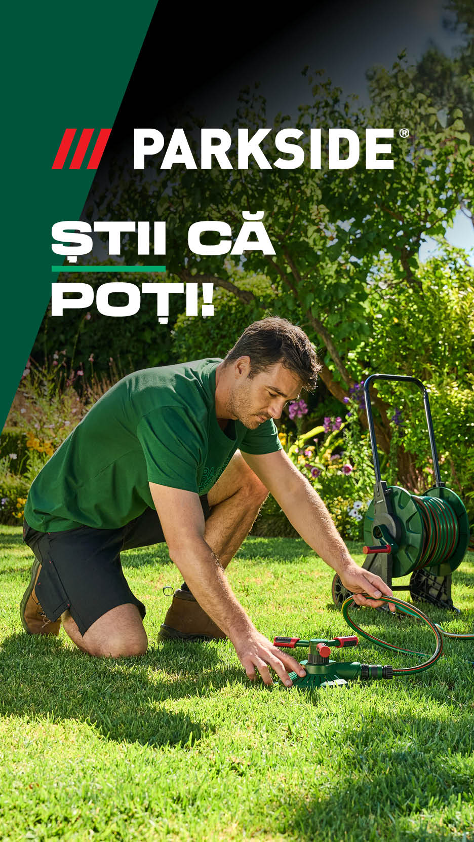 Un bărbat instalează un aspersor de grădină, cu un furtun înfășurat pe un cărucior în fundal. Text: Știi că poți!