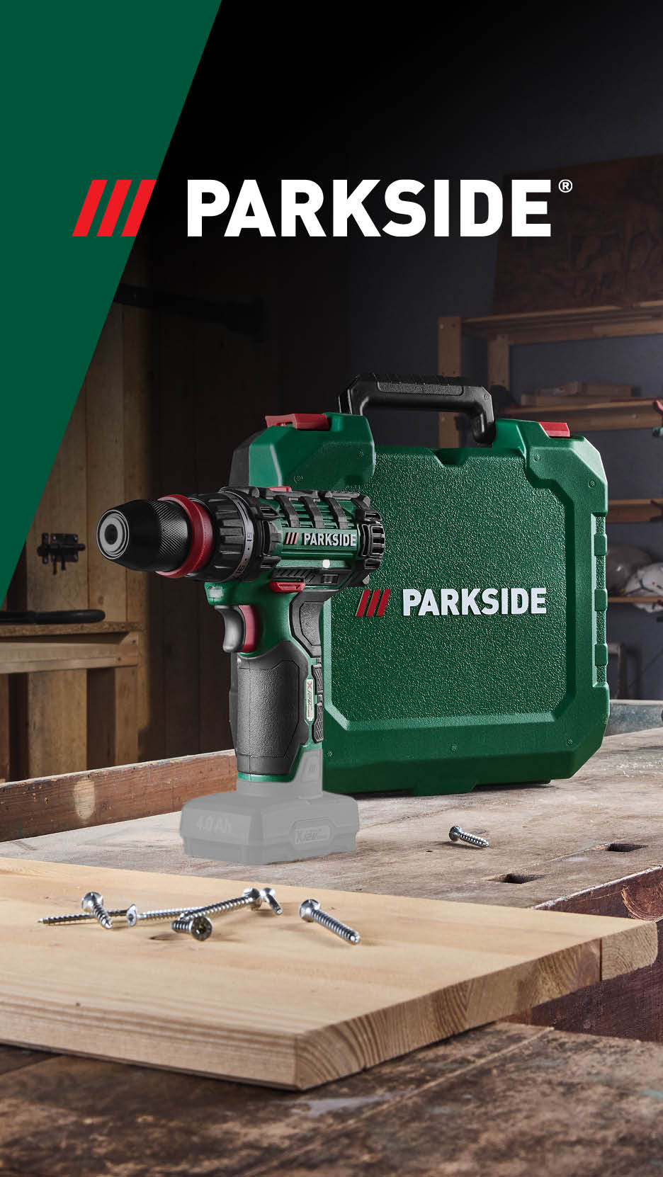 Mașină de găurit fără fir cu carcasă și șuruburi pe o masă de lucru din lemn.