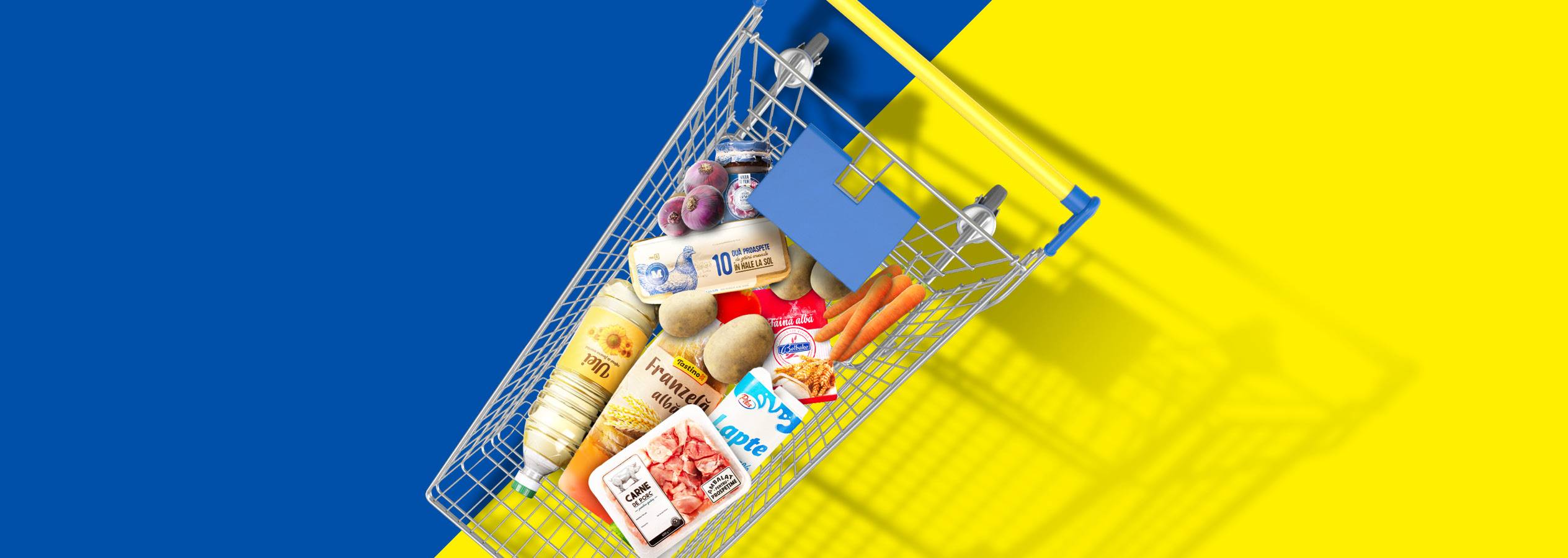 Un cărucior de cumpărături conține produse alimentare precum carne de porc, ouă, pâine, lapte și legume.