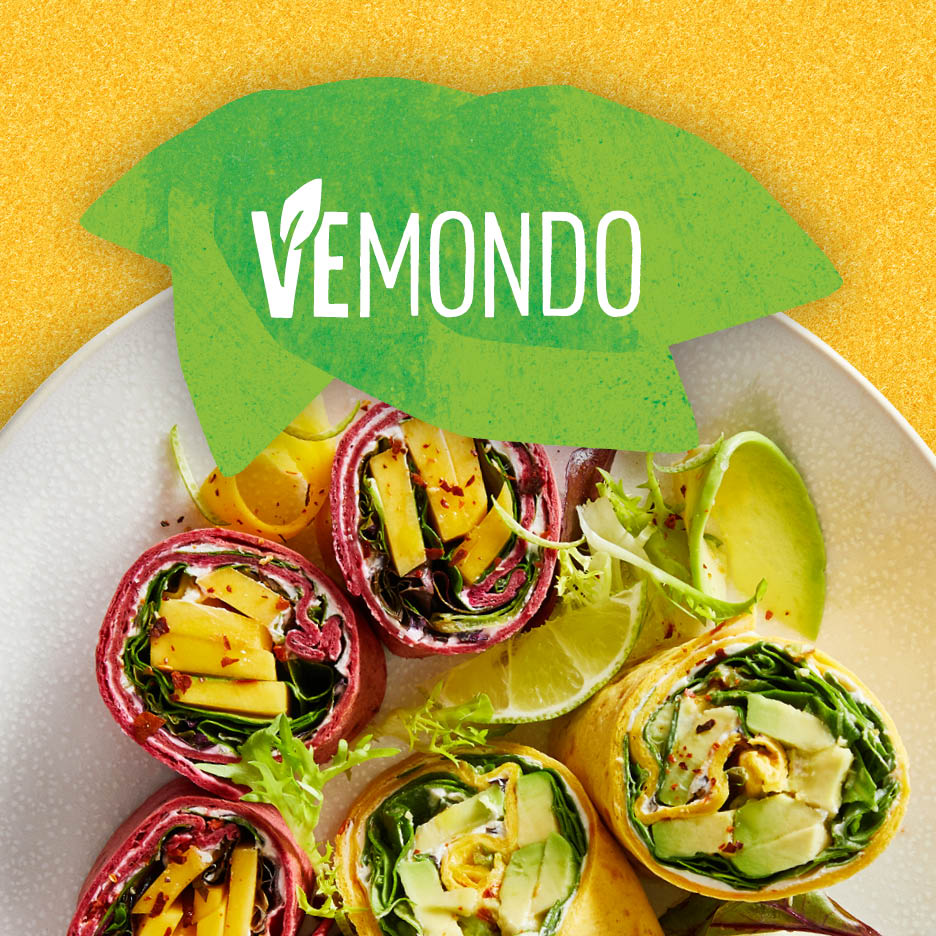 Vemondo: Wrap-uri colorate cu mango, avocado și salată, pe o farfurie albă.