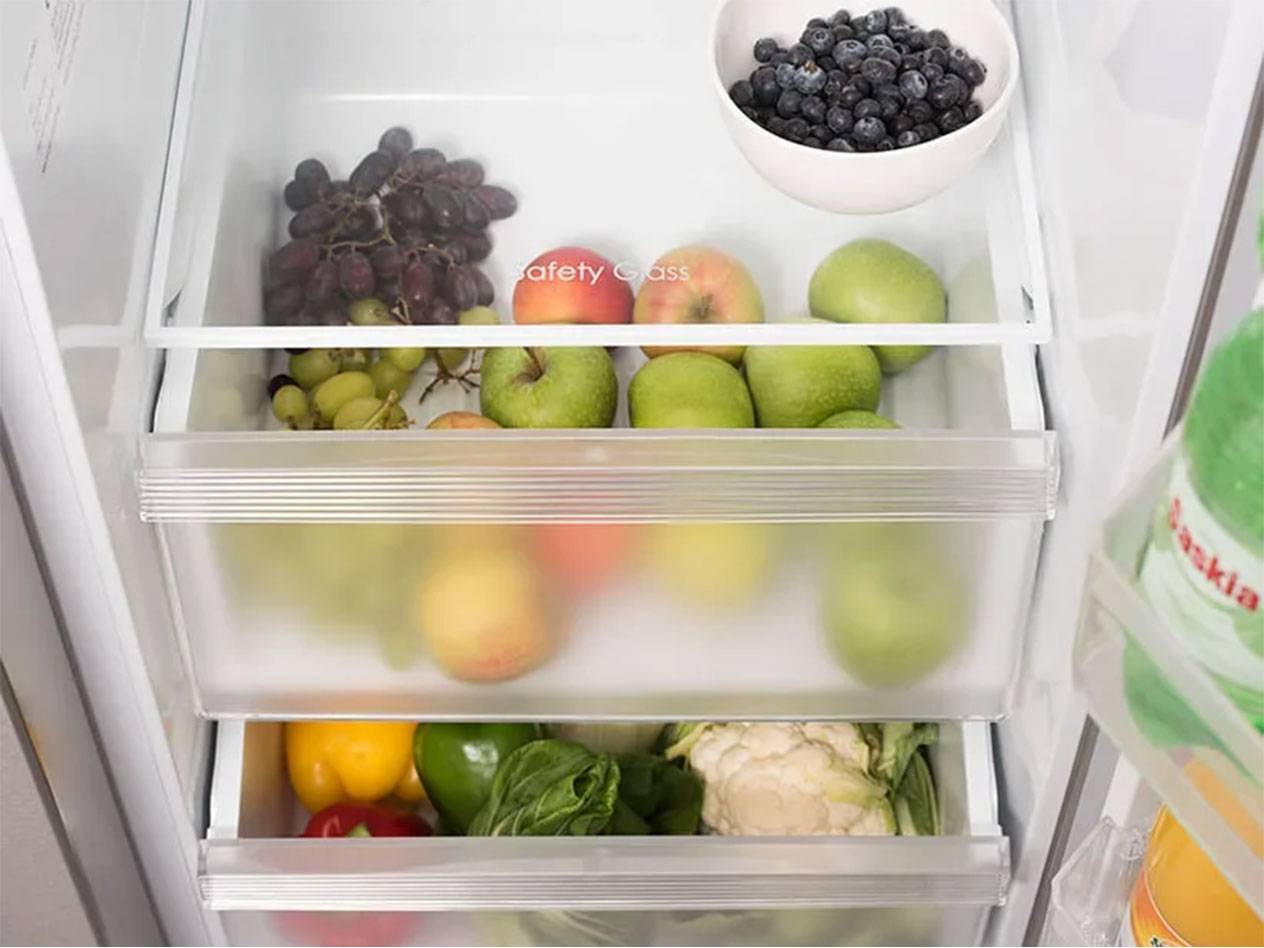 Refrigerator cu fructe (mere, struguri, afine) și legume.