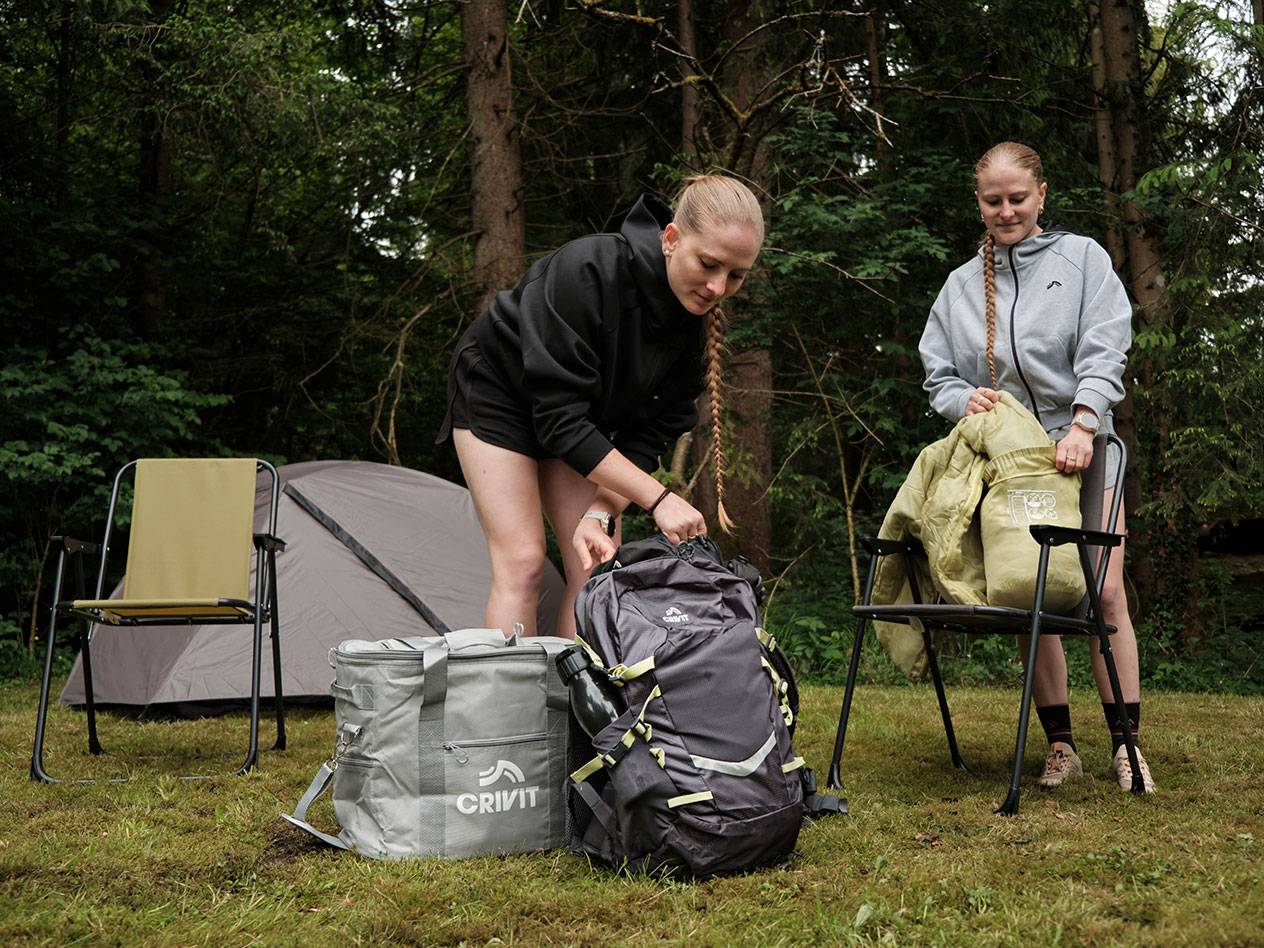 Echipament camping: rucsac Crivit, scaune și cort.