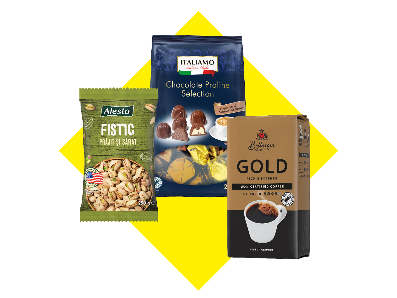 Pistachio, praline de ciocolată și cafea măcinată, pe un fundal galben.