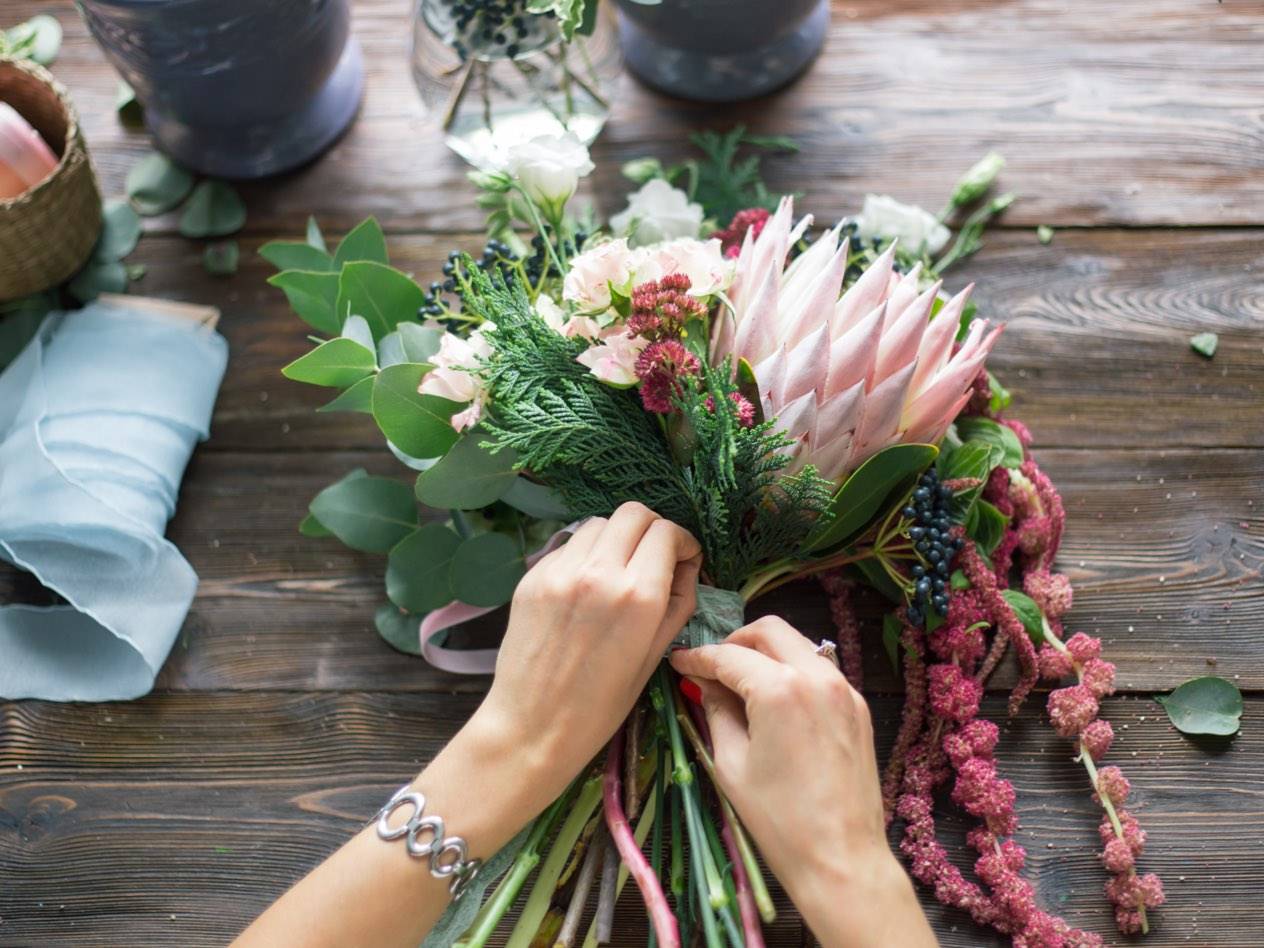 Odată ce ai primit sau ți-ai dăruit un buchet cu flori, te poți asigura că vor rezista cât mai mult timp luând în considerare câteva sfaturi utile.