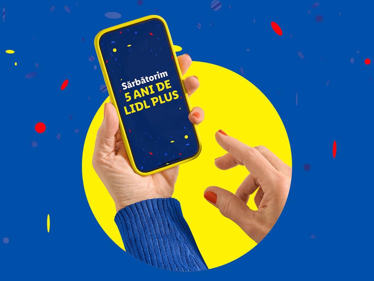 O mână ține un telefon cu mesajul 'Sărbătorim 5 ani de Lidl Plus' pe un fundal albastru cu galben.