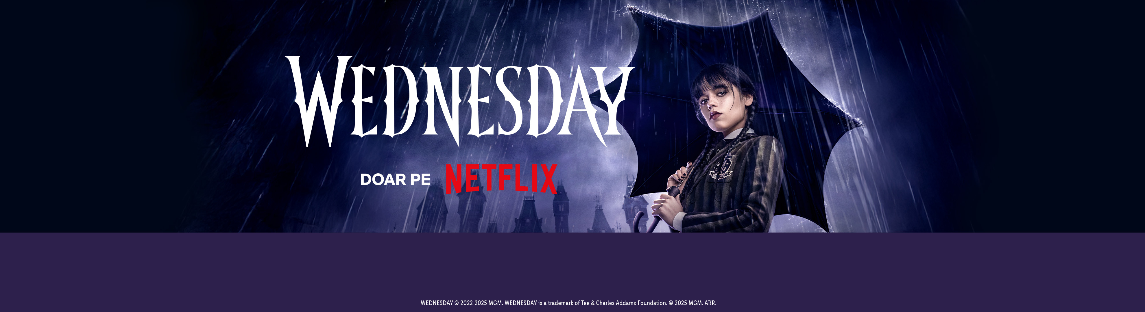 Banner promoțional pentru serialul 'Wednesday' de la Netflix, cu Wednesday Addams ținând o umbrelă în ploaie.